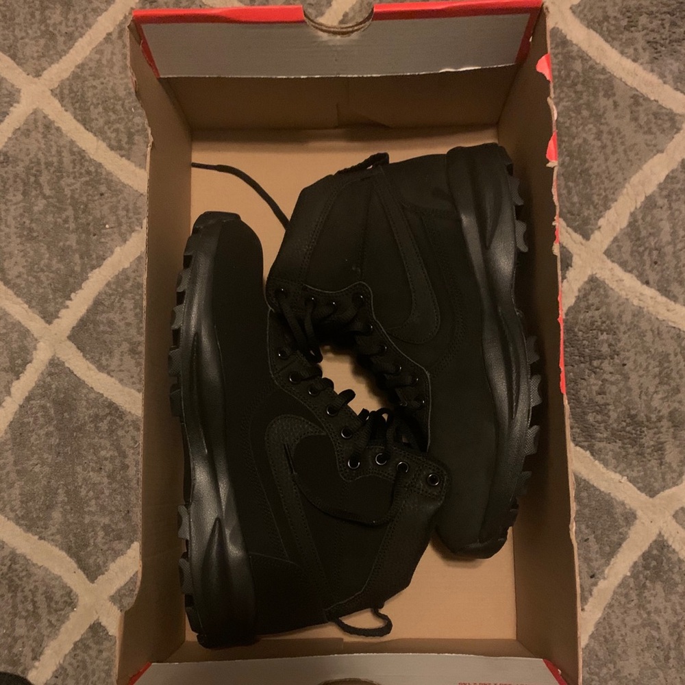 BRAND NEW NIKE BOOTS